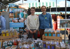 Bij Kari's Crakers kon men onder meer proeven van de relatief nieuwe cracker met oude kaas. Achter de kraam: Dinand Kolk en Patrick Roozemond. 